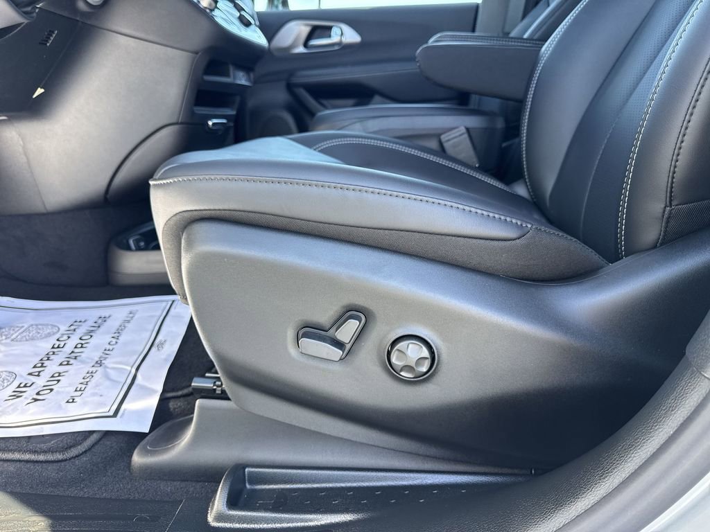 New 2026 Chrysler Pacifica Select w/ S Appearance Package FWD image 12