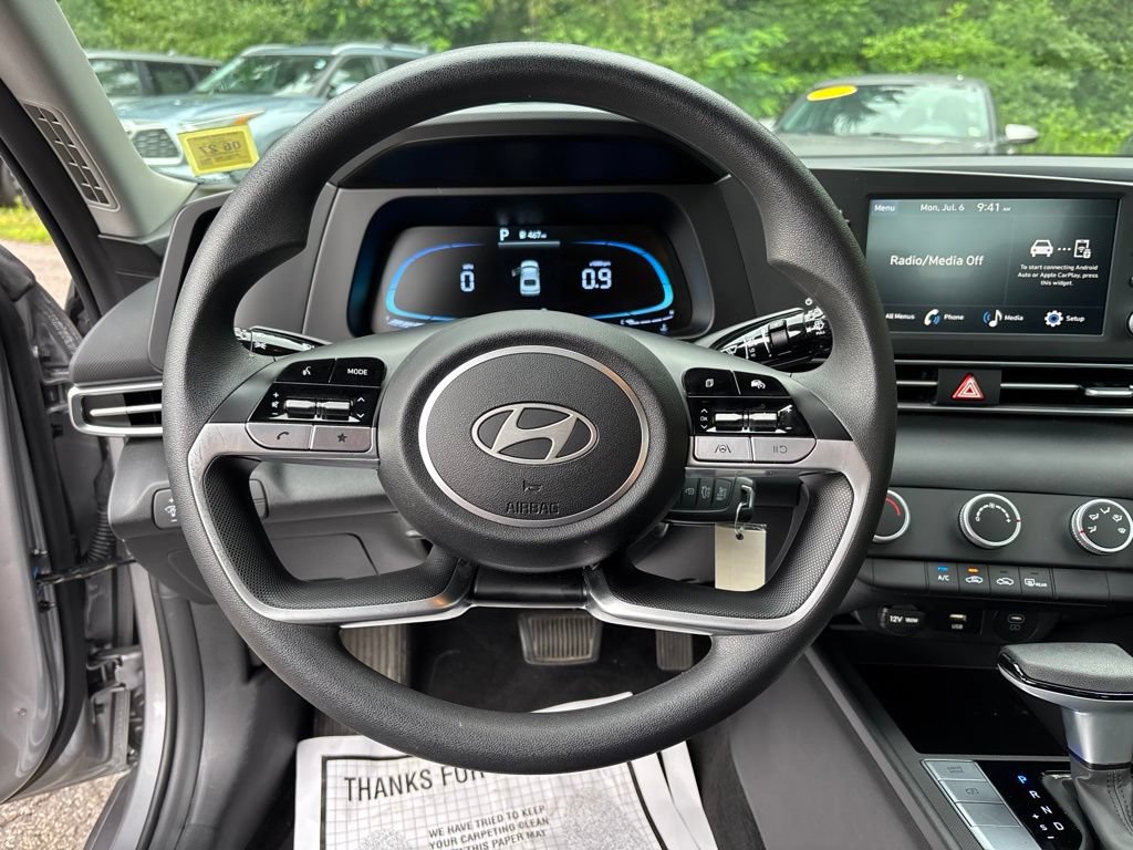 Used 2025 Hyundai Elantra SE FWD image 18