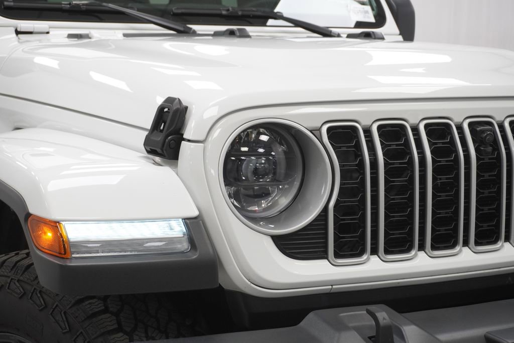 Used 2024 Jeep Wrangler Sahara w/ Technology Group image 5