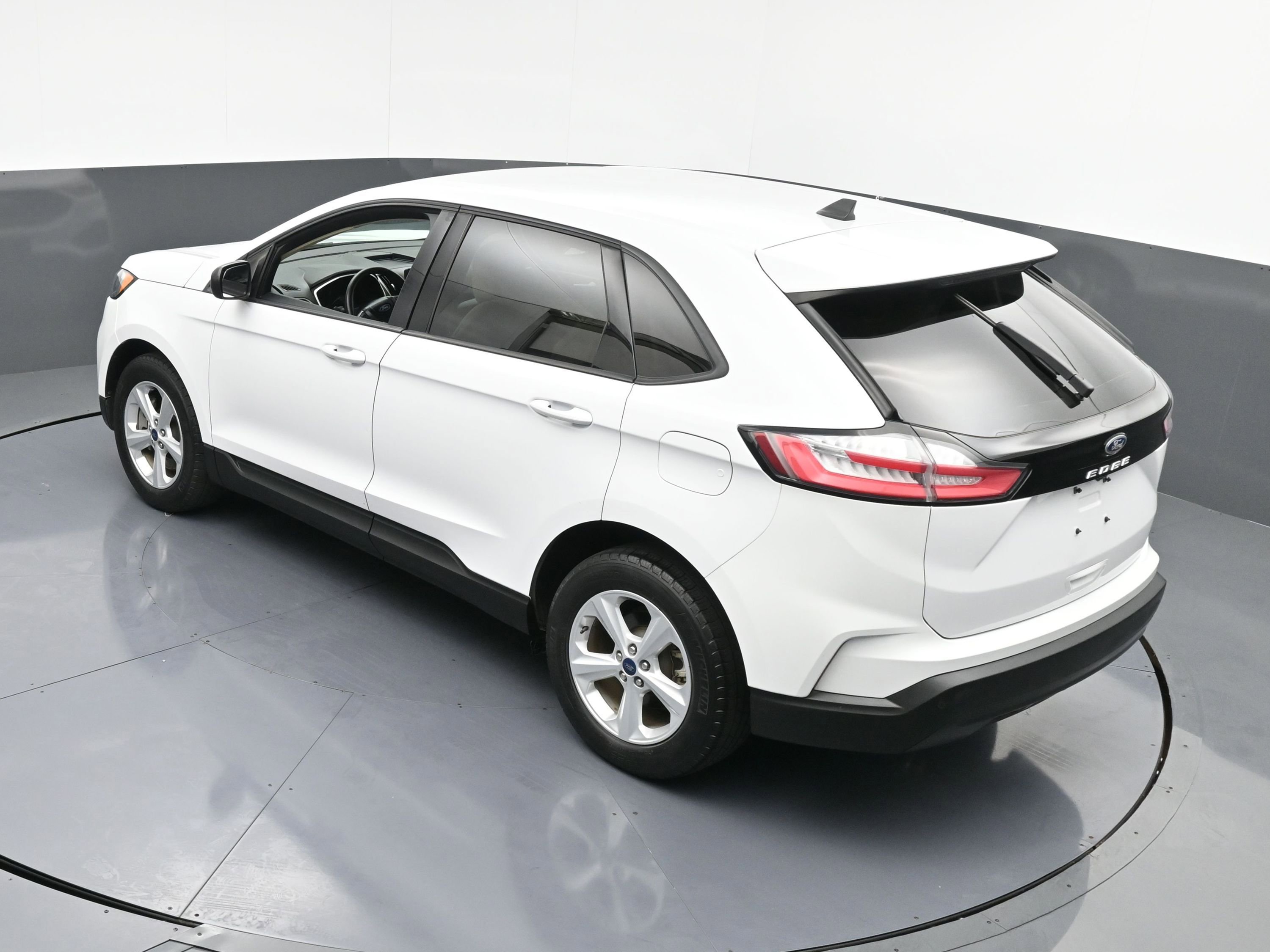 Used 2021 Ford Edge SE image 34