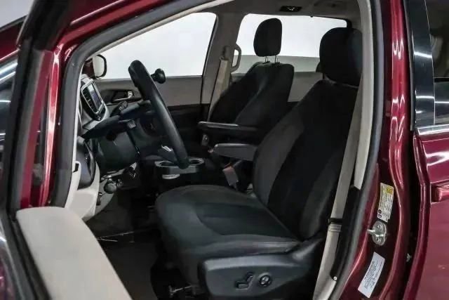 Used 2018 Chrysler Pacifica Touring Plus w/ Tire & Wheel Group FWD image 33