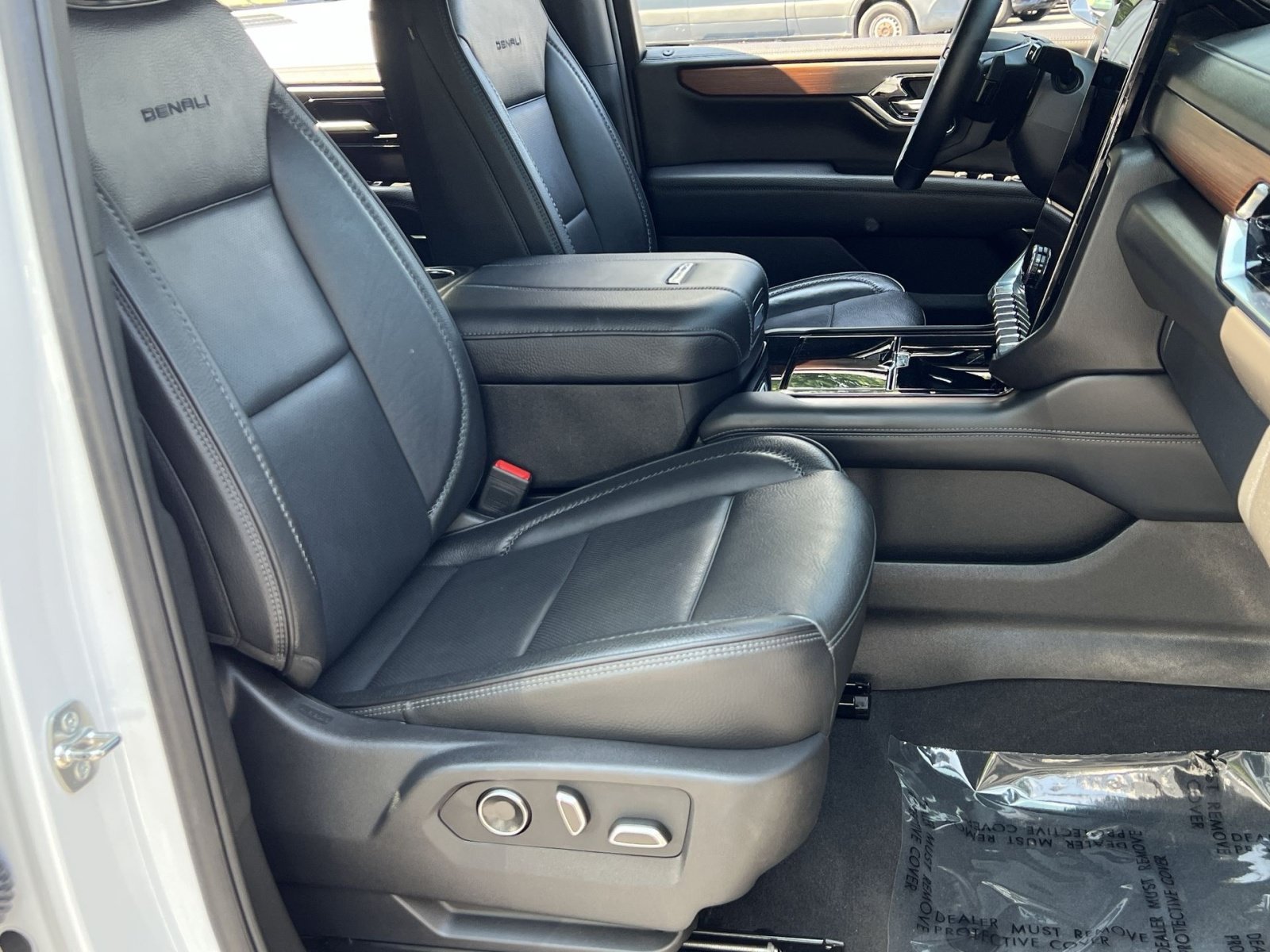 Used 2025 GMC Yukon XL Denali AWD/4WD image 34