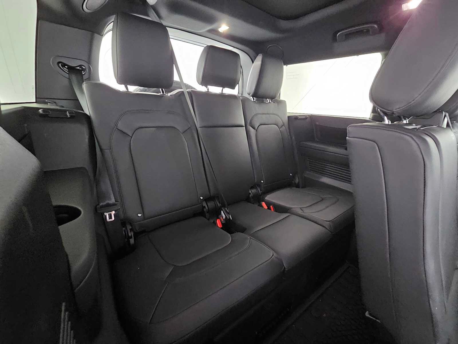 Used 2026 Land Rover Defender 130 X-Dynamic SE AWD/4WD image 13