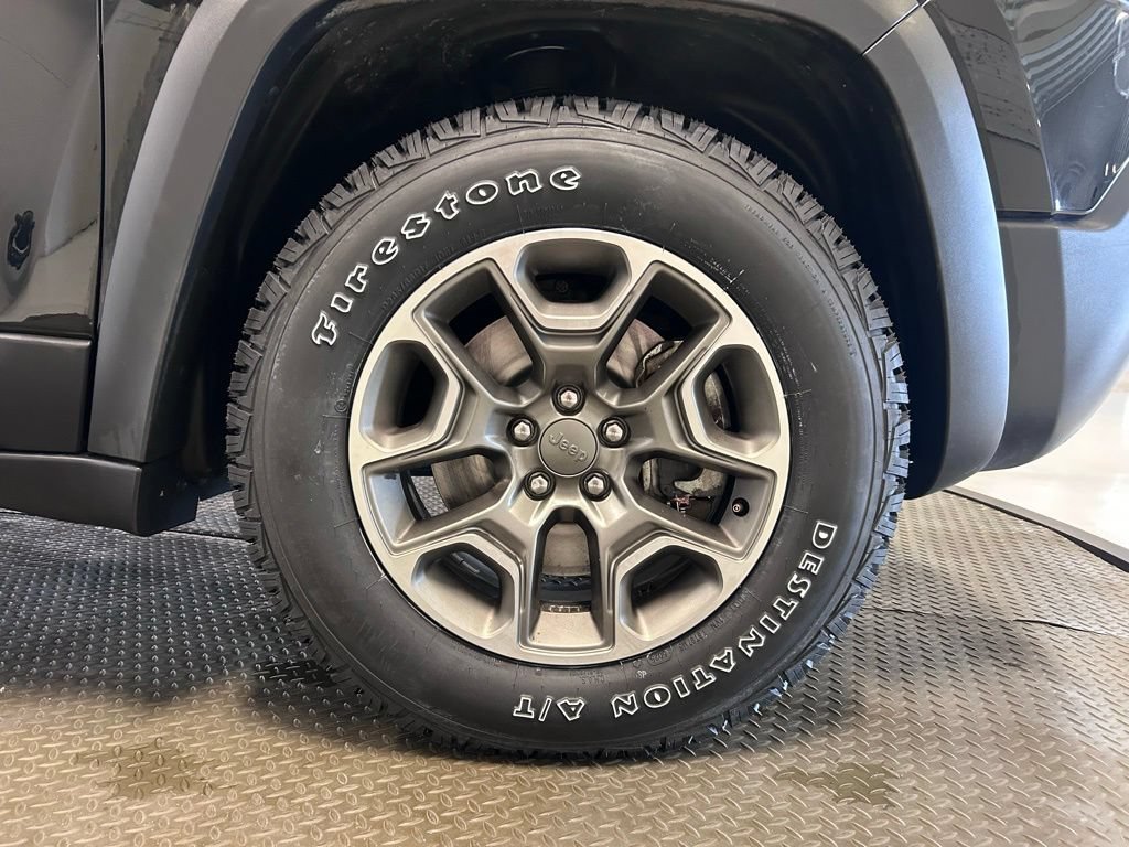 Used 2022 Jeep Cherokee Trailhawk w/ Premium Leather Package AWD/4WD image 30