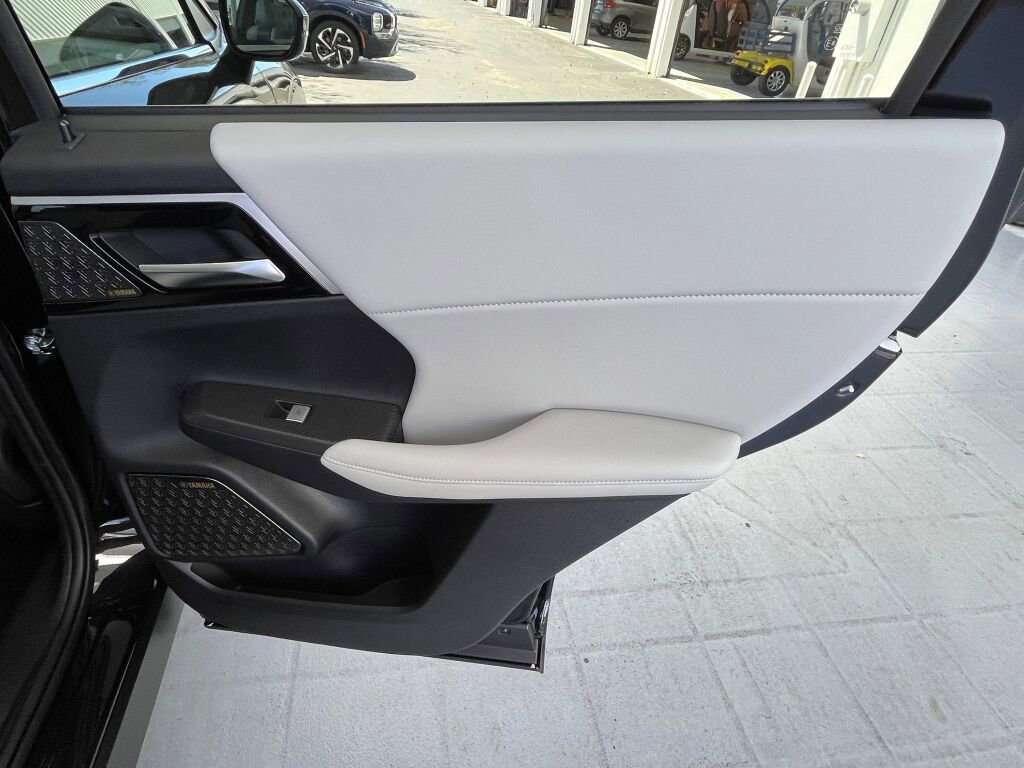New 2025 Mitsubishi Outlander SE image 26