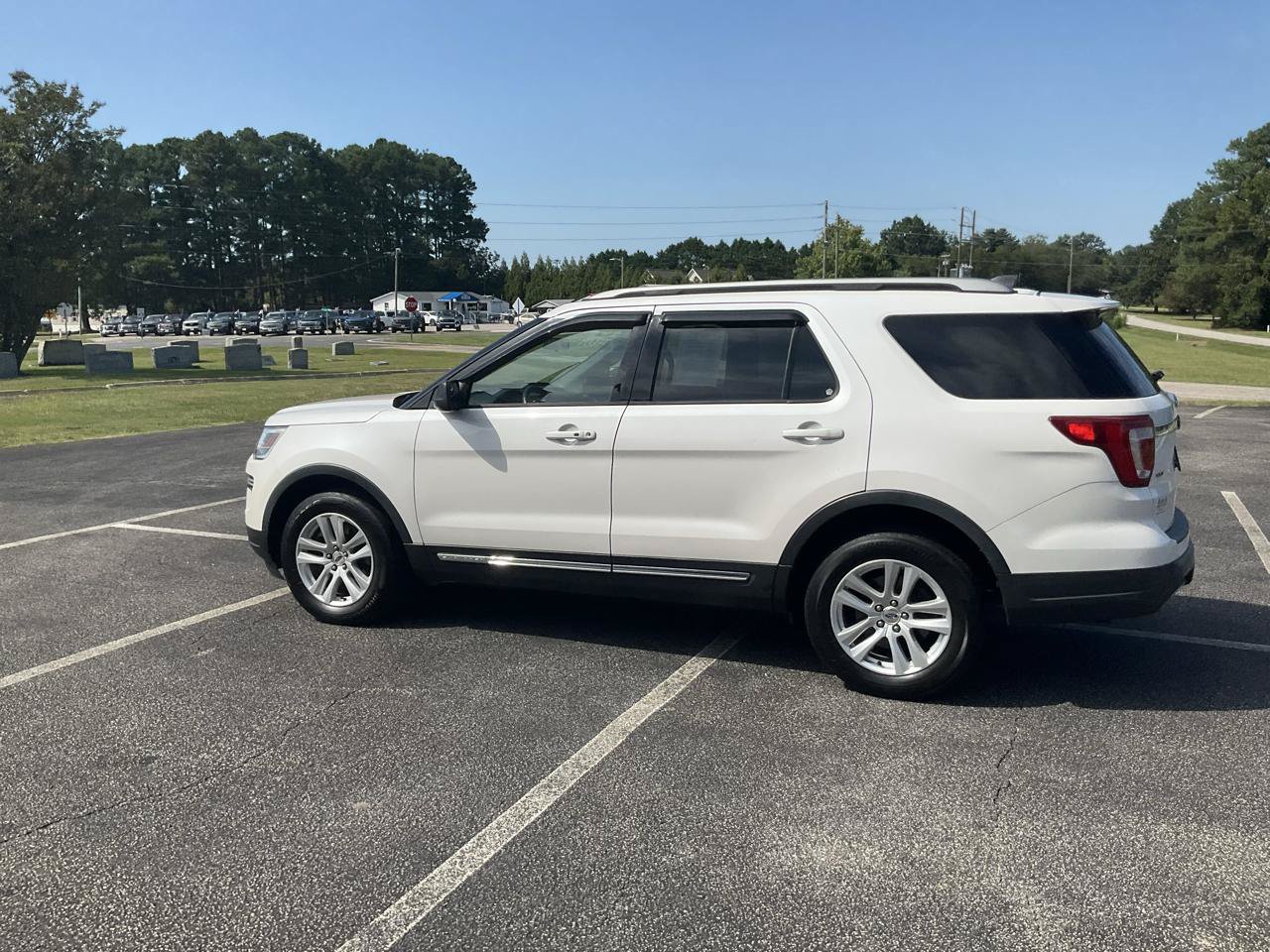 Used 2018 Ford Explorer XLT AWD/4WD image 11