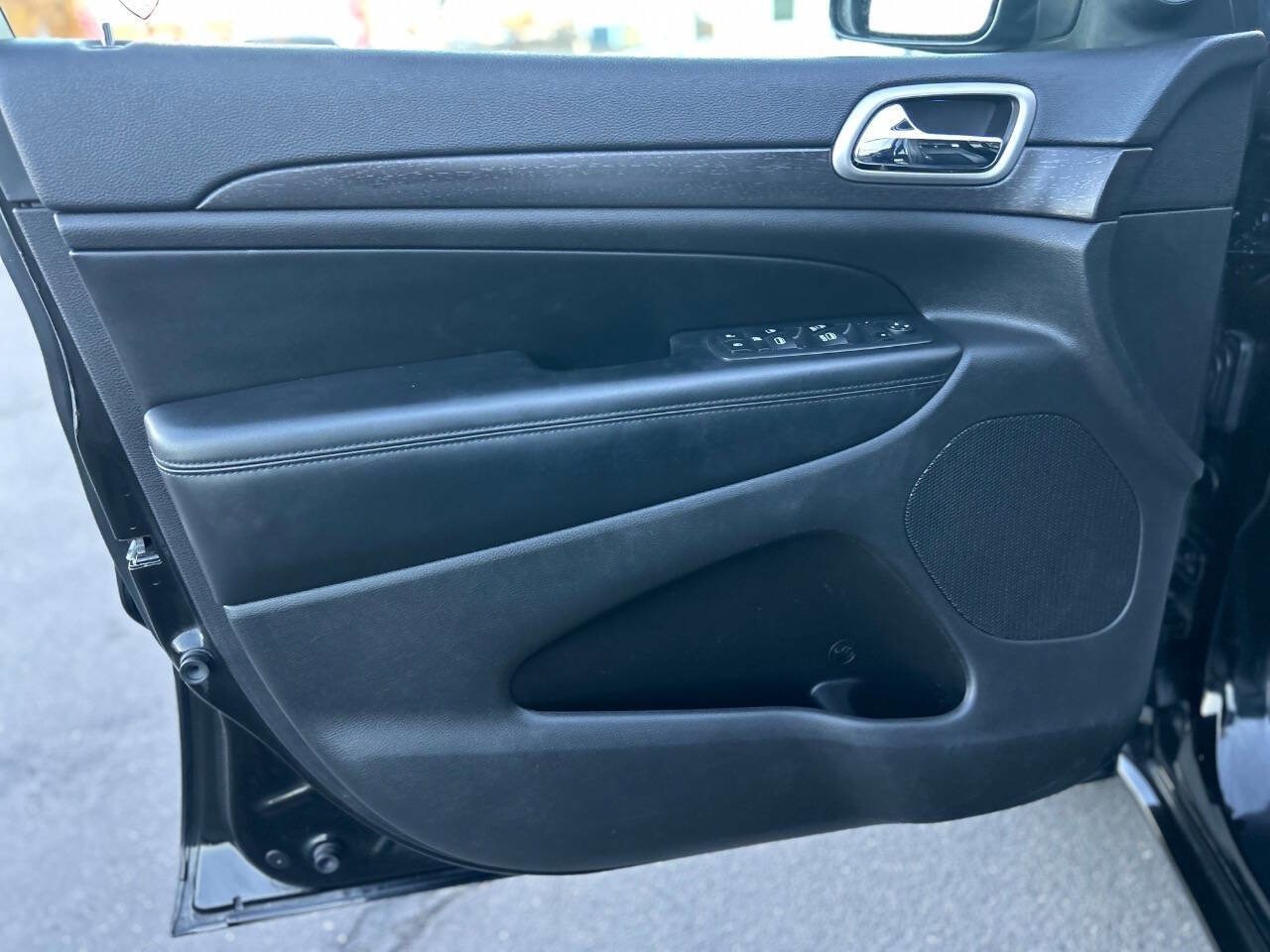 Used 2018 Jeep Grand Cherokee Altitude RWD image 9