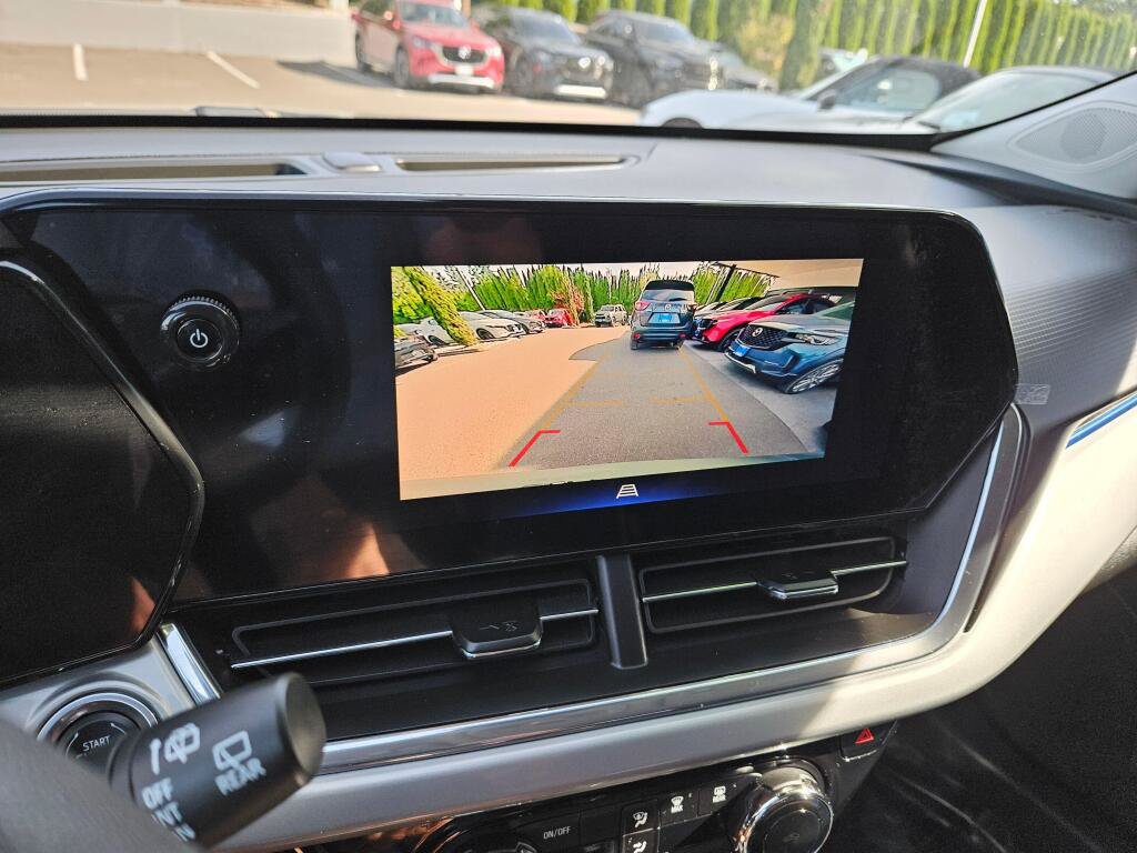 Used 2025 Chevrolet Trax LT FWD image 28