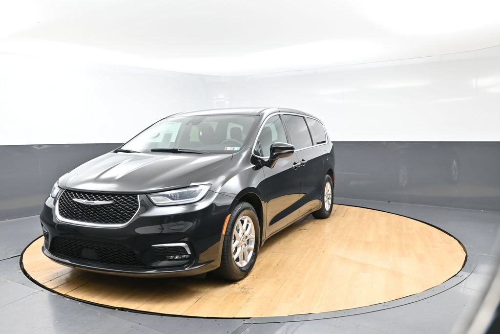 Used 2025 Chrysler Pacifica Select FWD image 5