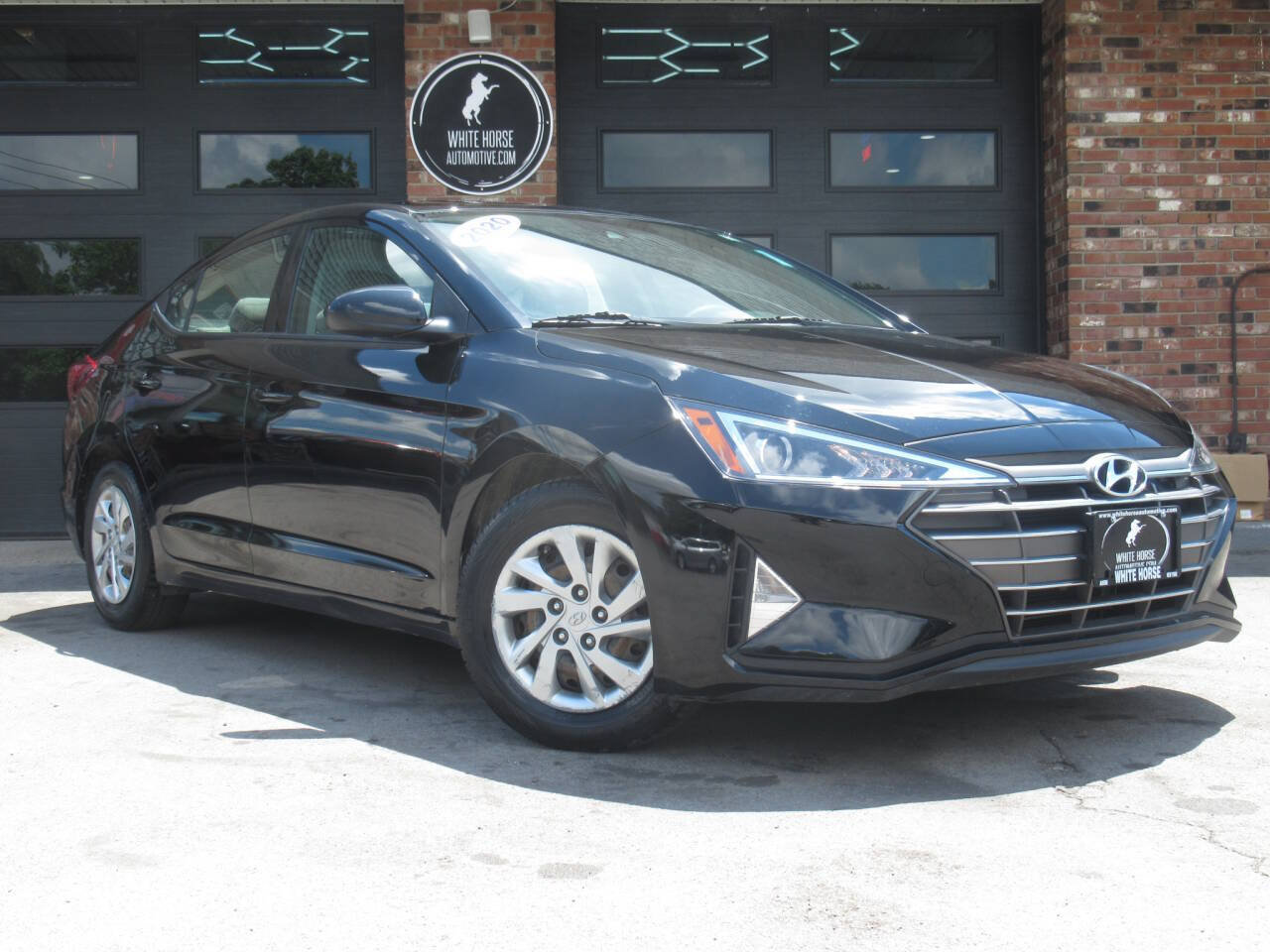 Used 2020 Hyundai Elantra SE w/ Cargo Package (C1) FWD image 2