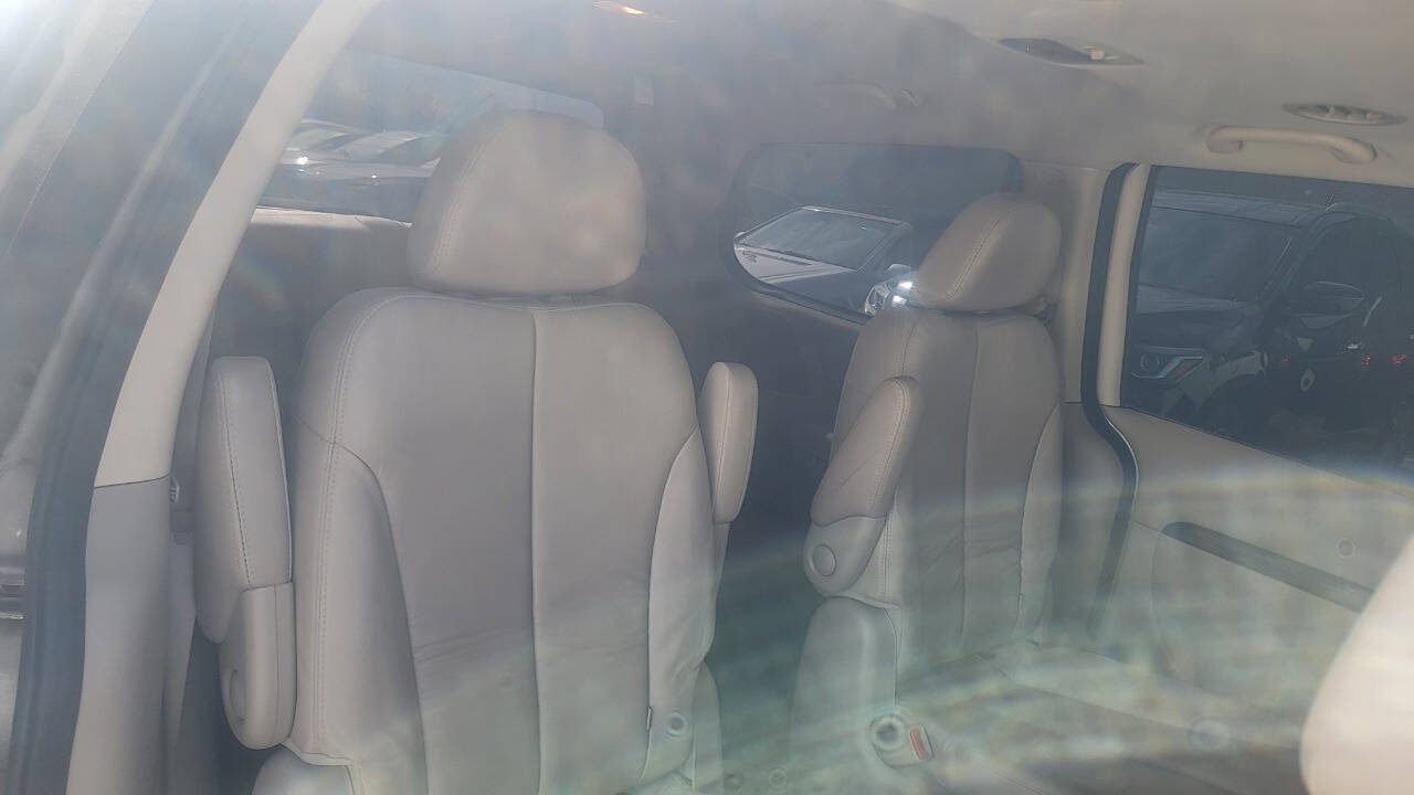Used 2012 Kia Sedona EX w/ Luxury Pkg FWD image 25