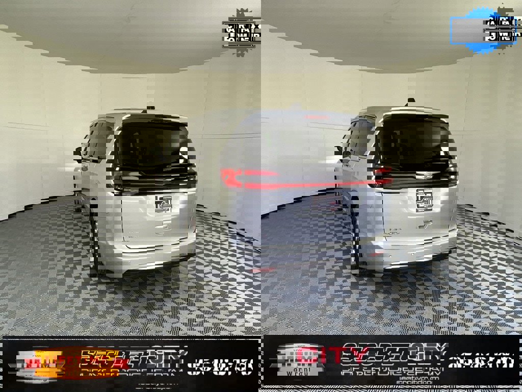 Used 2024 Chrysler Pacifica Touring-L image 5