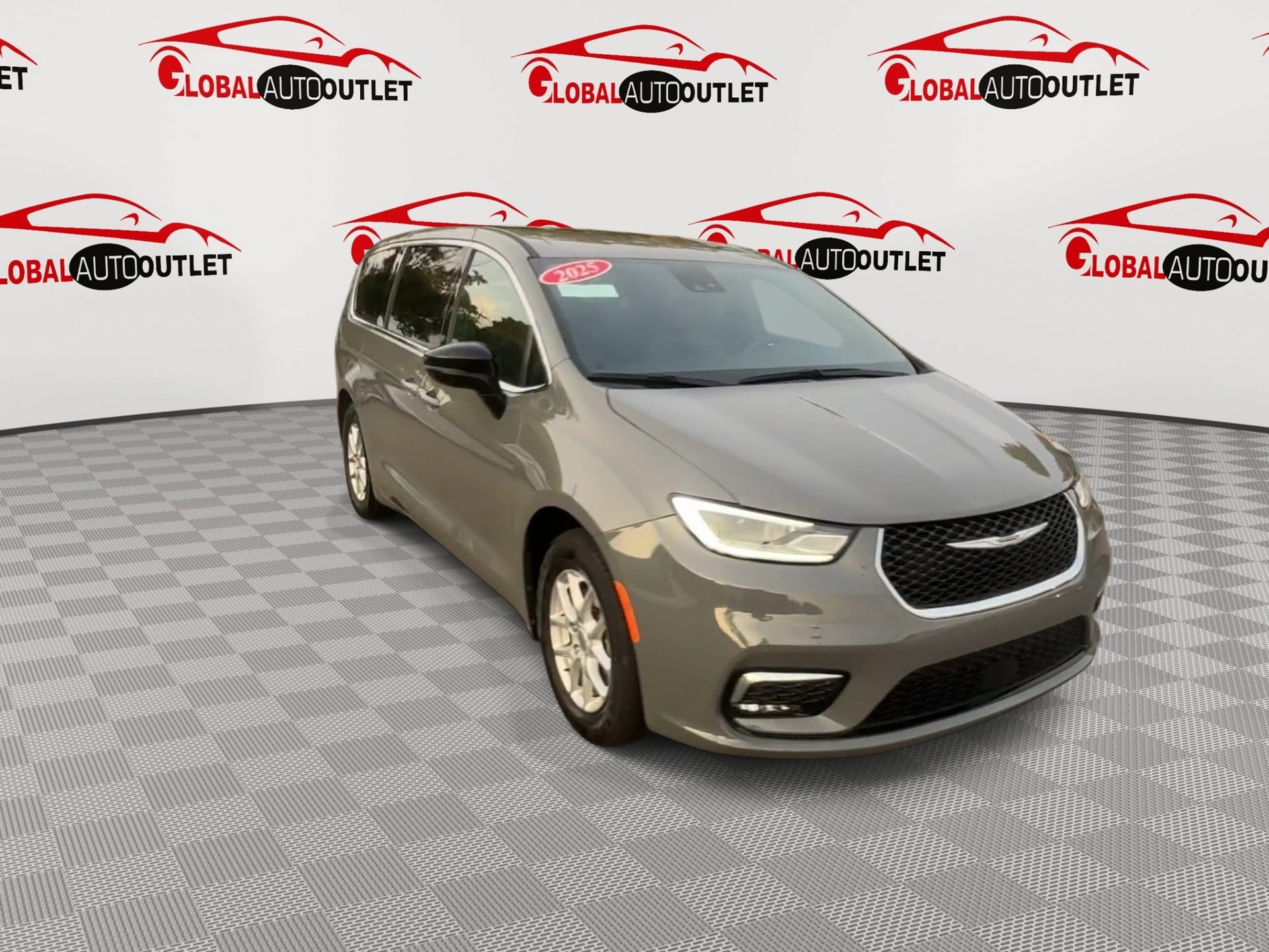 Used 2025 Chrysler Pacifica Select FWD image 3