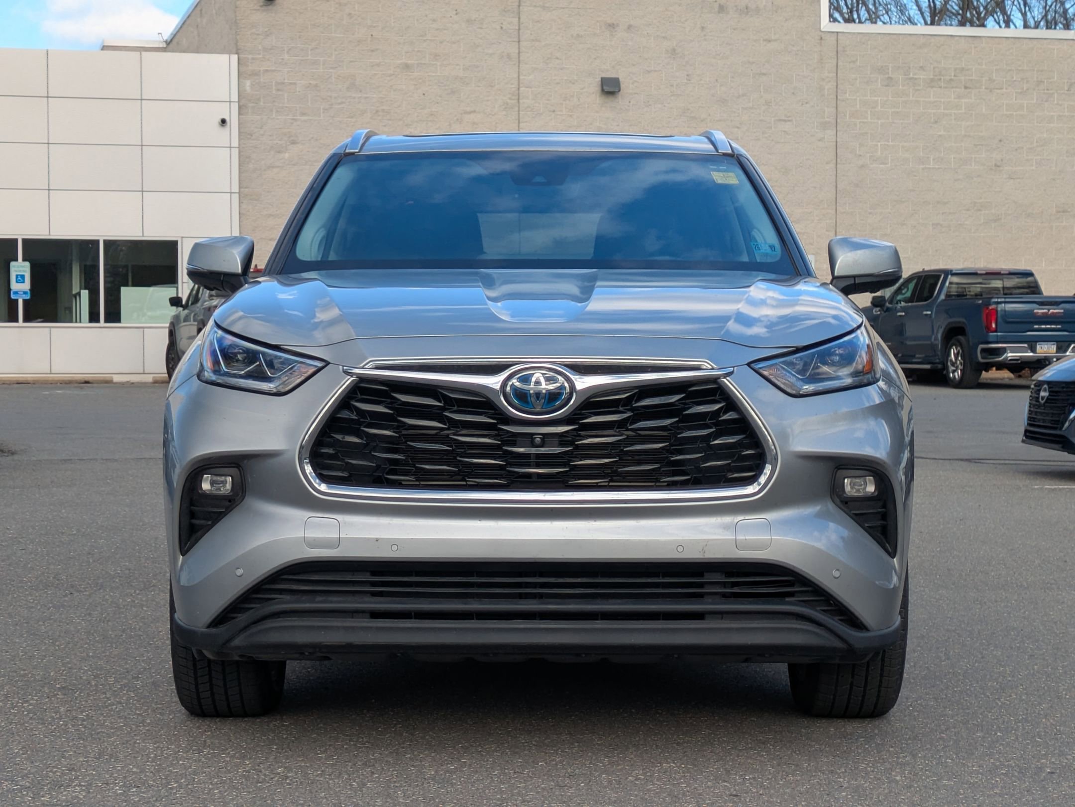 Used 2023 Toyota Highlander Limited image 2