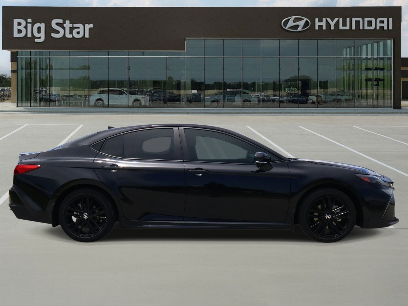 Used 2025 Toyota Camry SE w/ Convenience Package FWD image 5