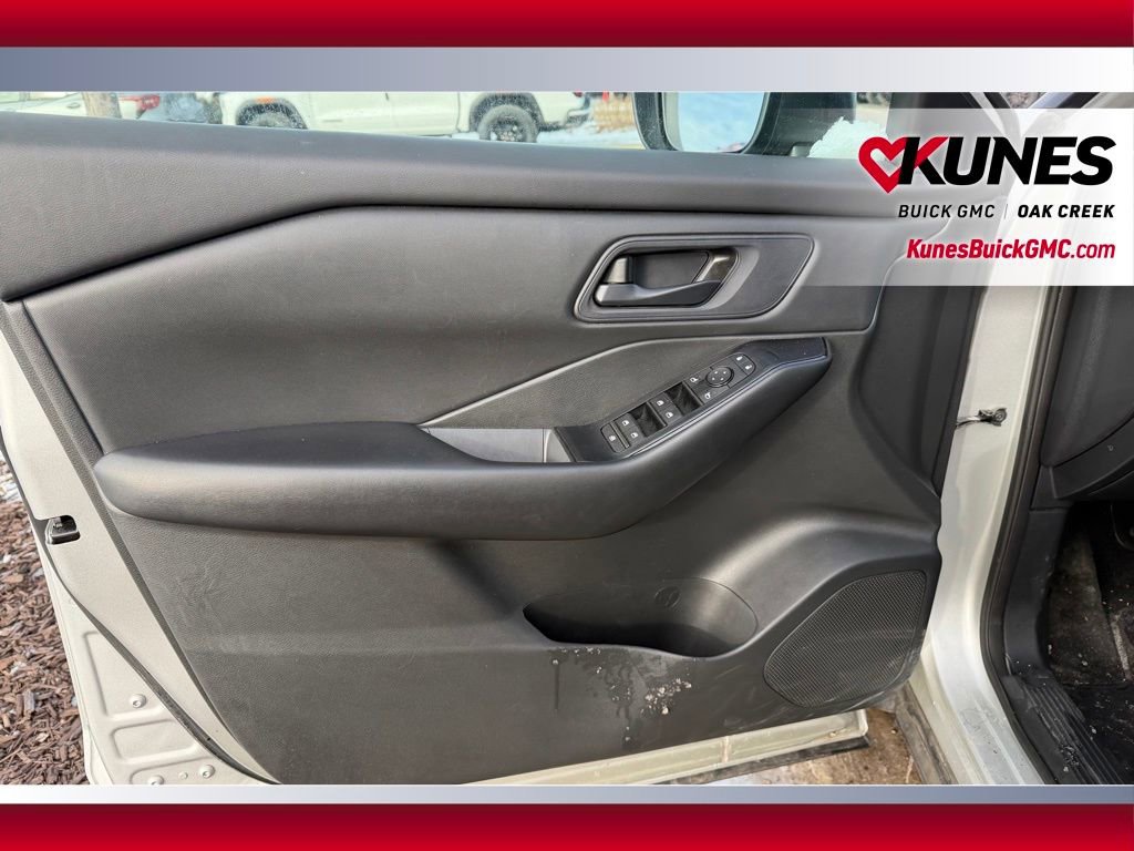 Used 2024 Nissan Rogue S image 17