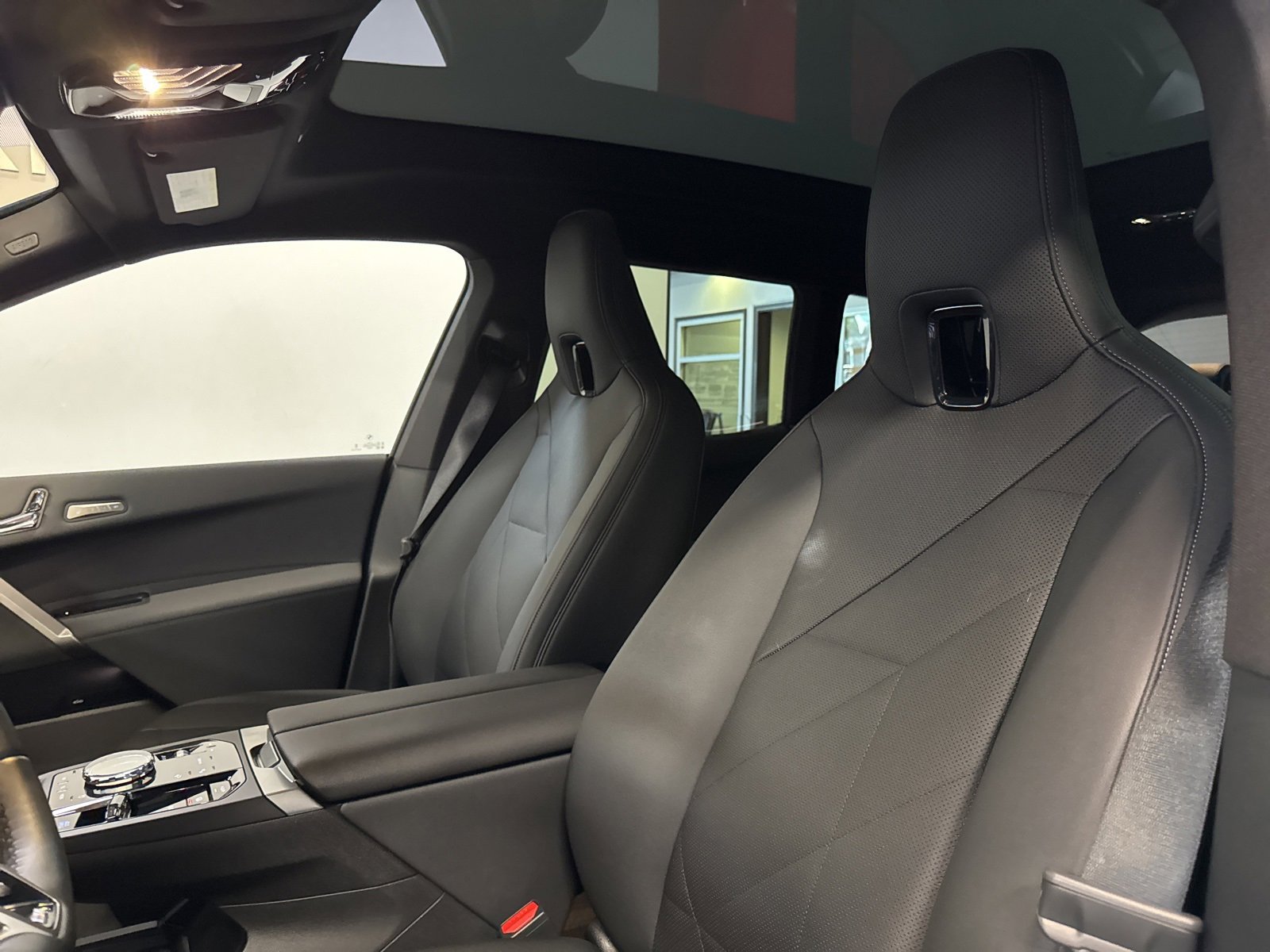 Used 2025 BMW iX xDrive50 w/ Premium Package image 7