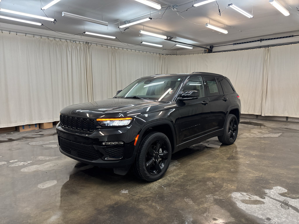 Used 2023 Jeep Grand Cherokee Limited w/ Black Appearance Package AWD/4WD video 1