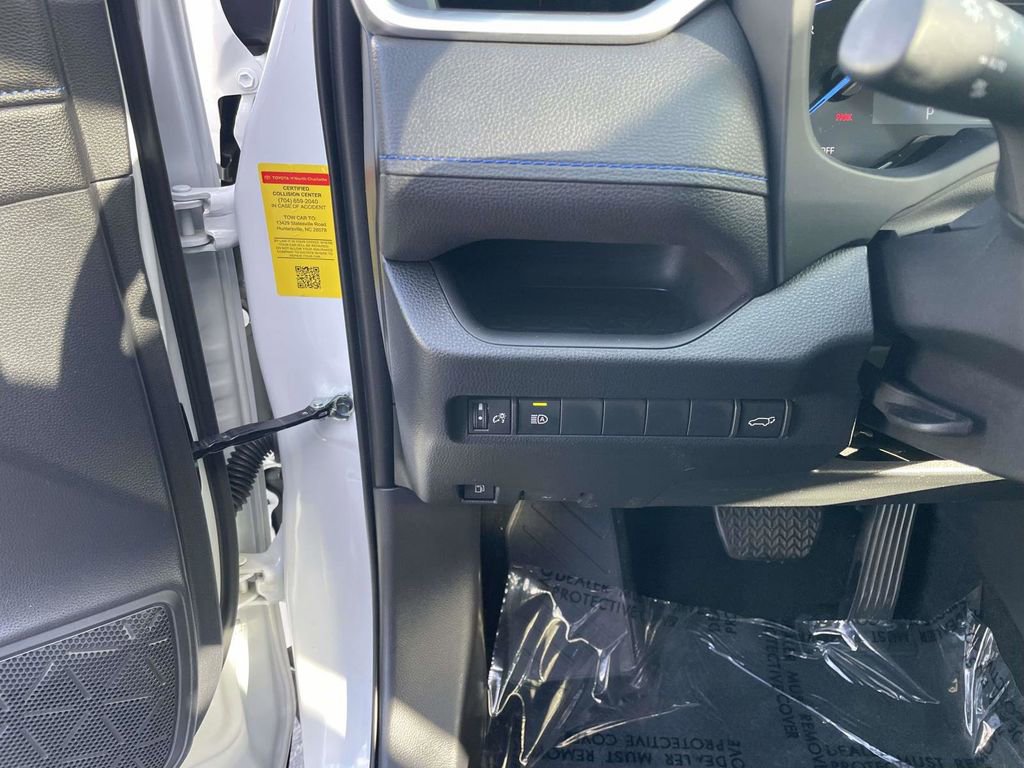 Used 2025 Toyota RAV4 XSE AWD/4WD image 30