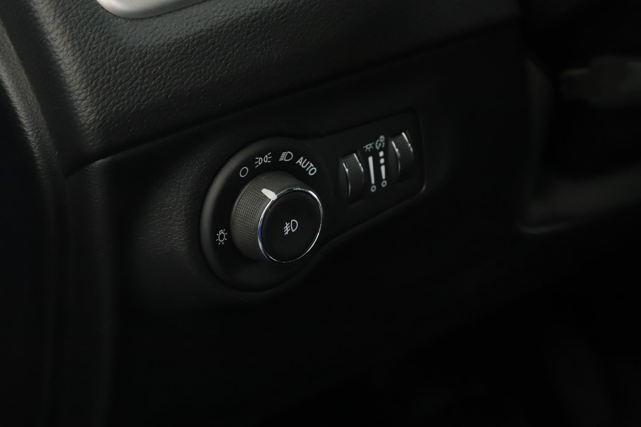 Used 2018 Jeep Compass Latitude w/ Popular Equipment Group AWD/4WD image 8
