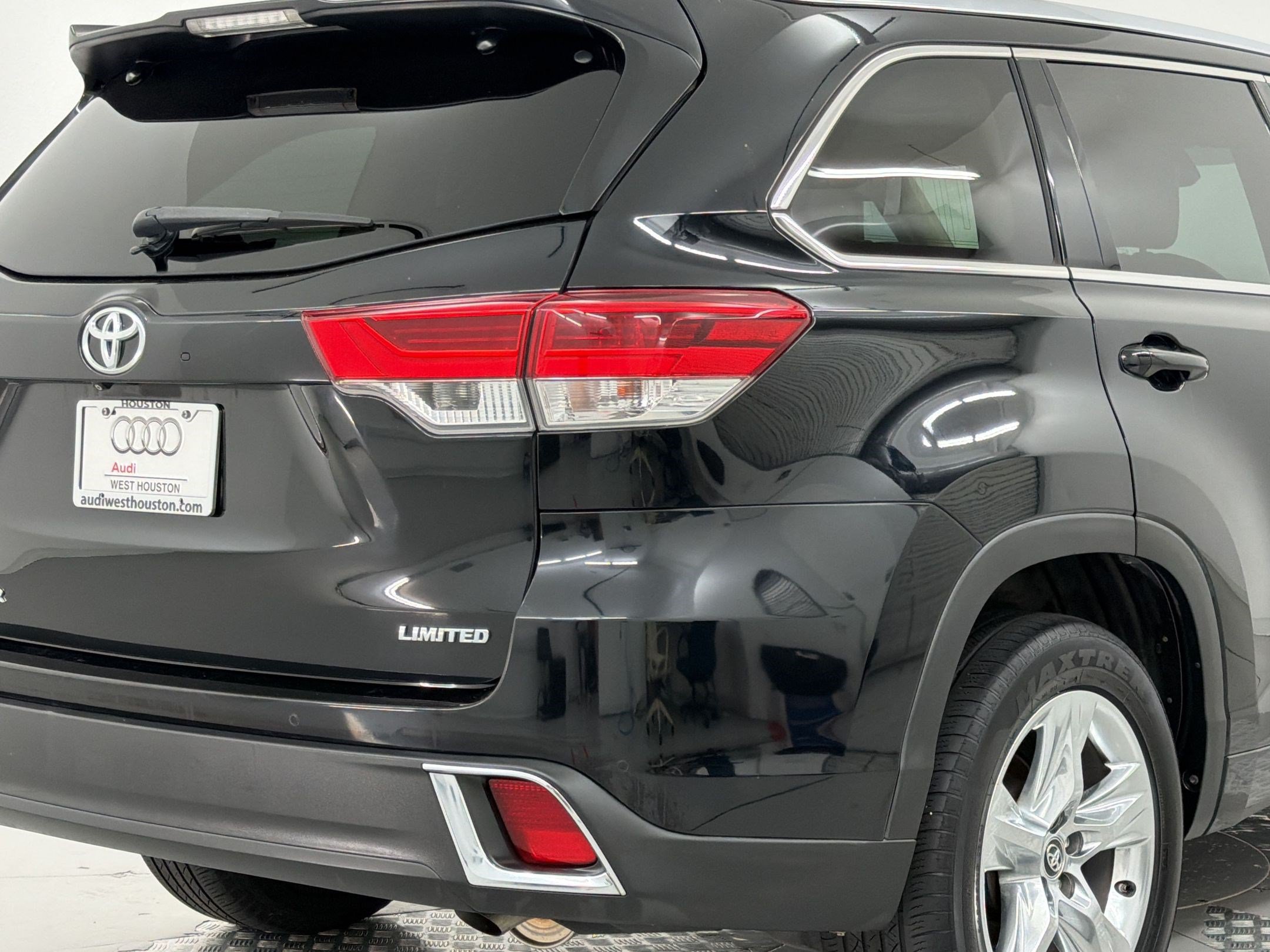 Used 2019 Toyota Highlander Limited FWD image 25