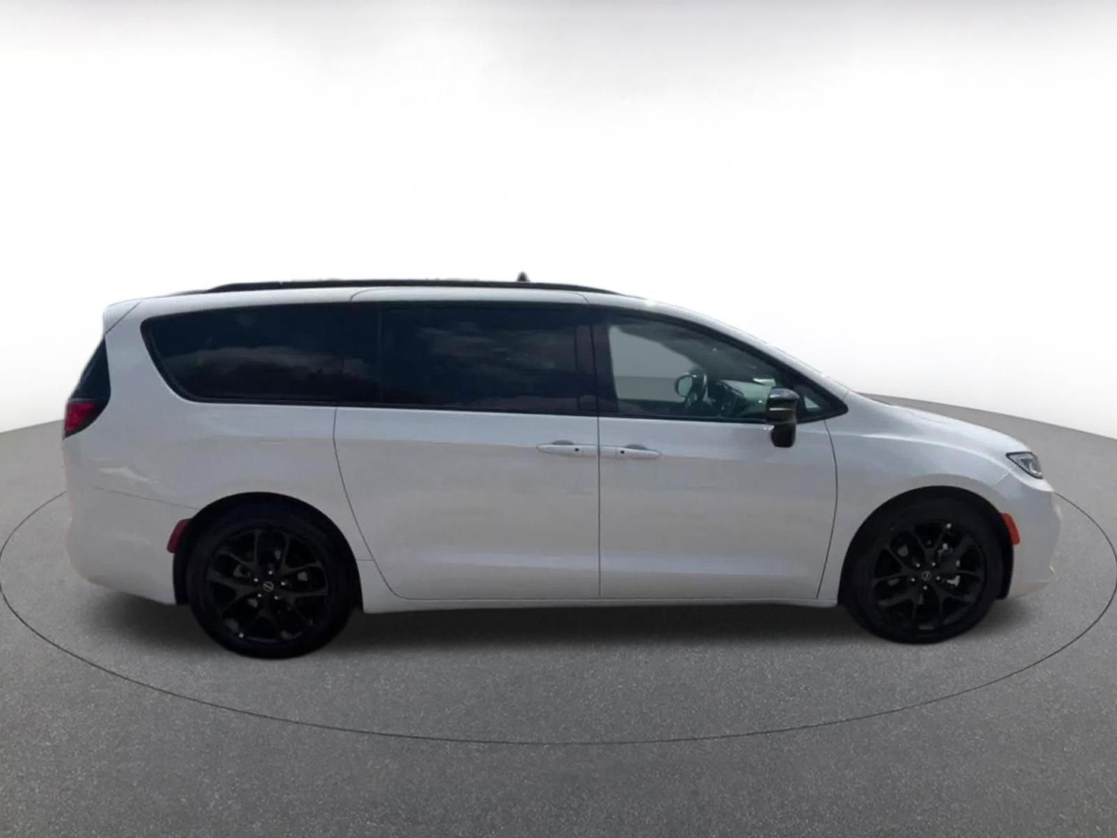 Used 2025 Chrysler Pacifica Limited FWD image 16