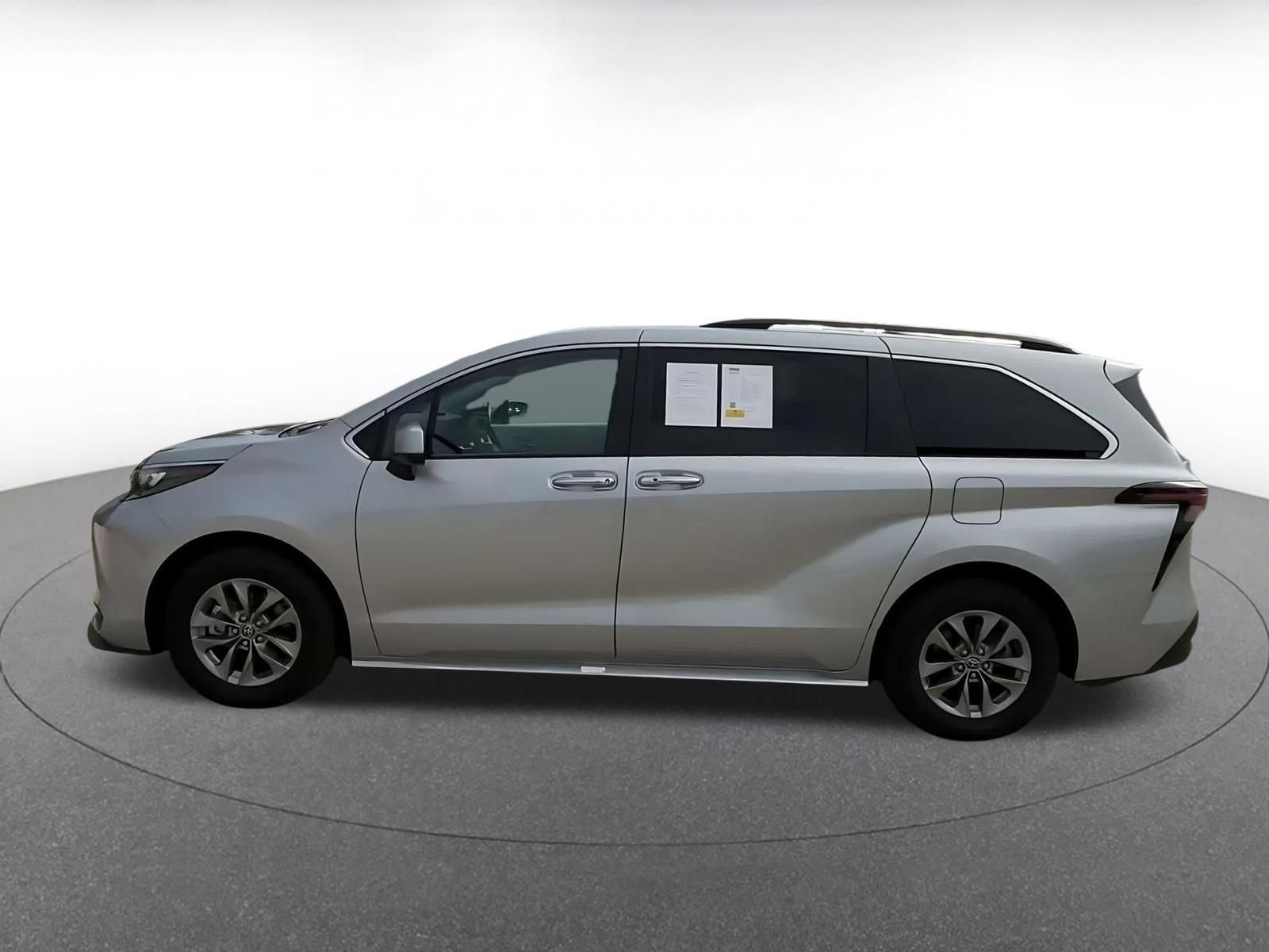 Used 2025 Toyota Sienna XLE FWD image 8