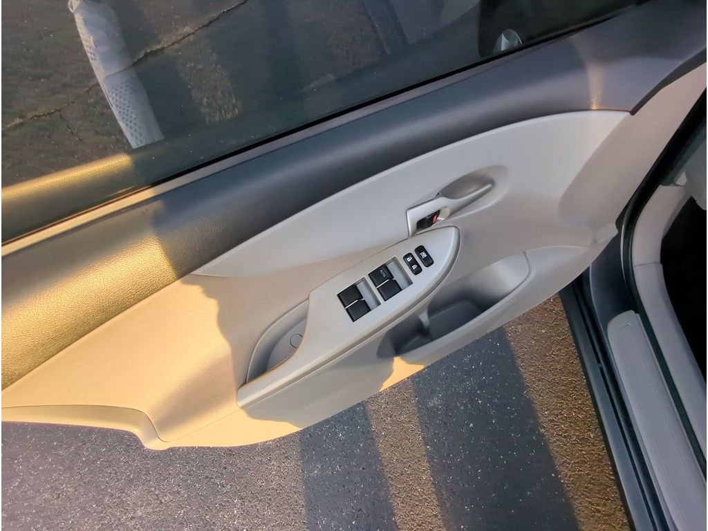 Used 2013 Toyota Corolla LE image 12