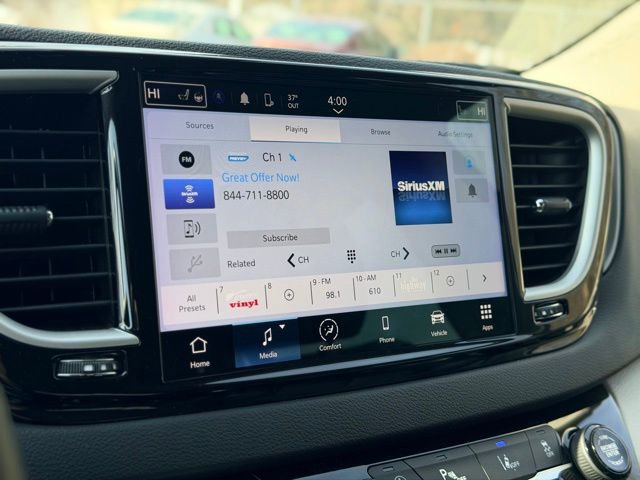 Used 2023 Chrysler Pacifica Touring-L image 13