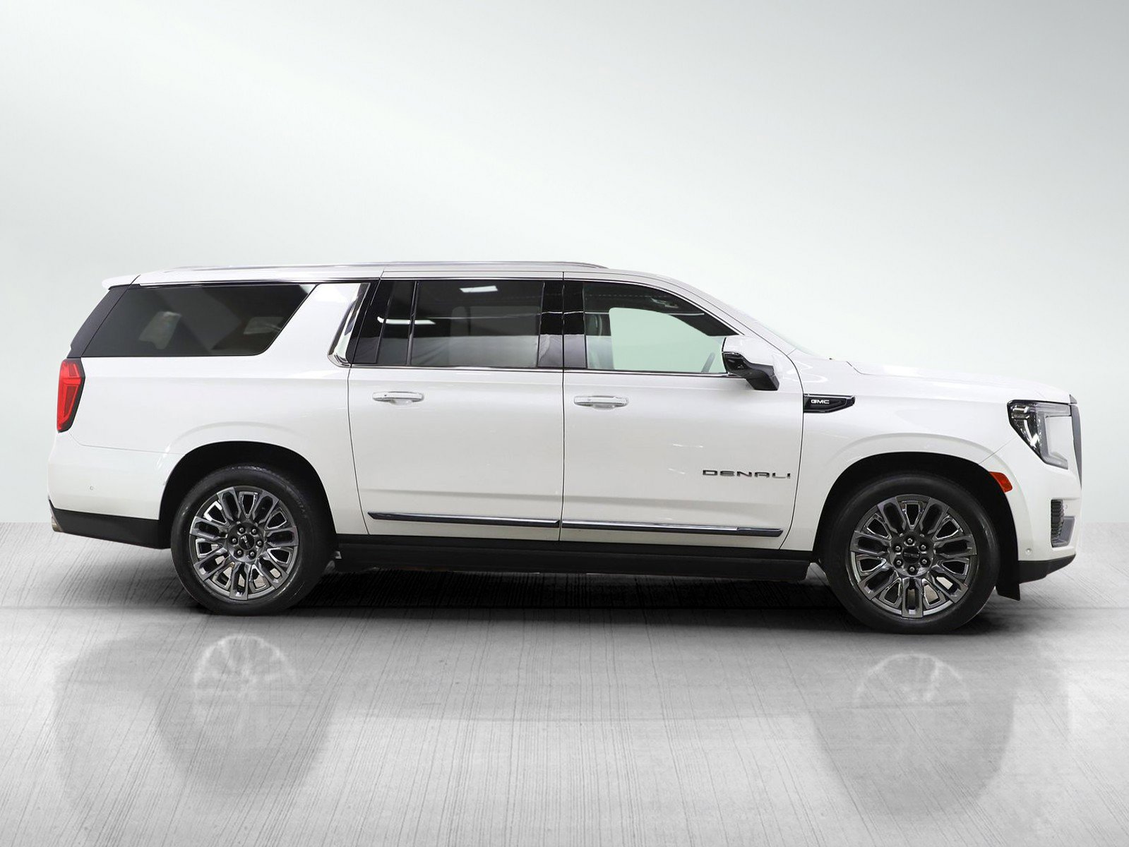 Used 2023 GMC Yukon XL Denali Ultimate AWD/4WD image 7