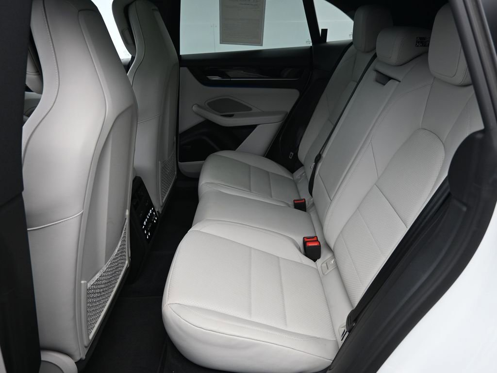 Certified 2025 Porsche Macan Electric image 7