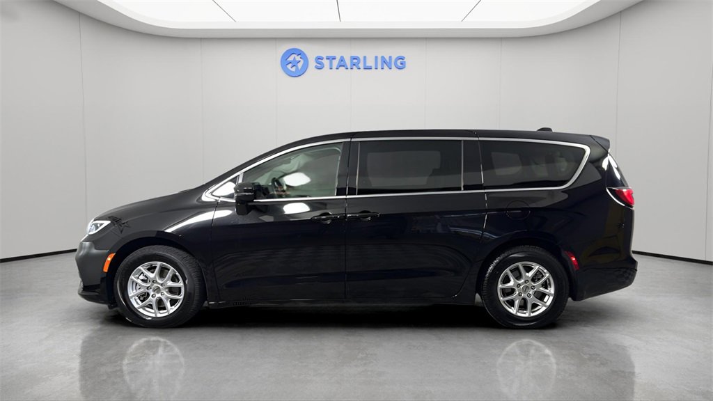 Used 2024 Chrysler Pacifica Touring-L image 3