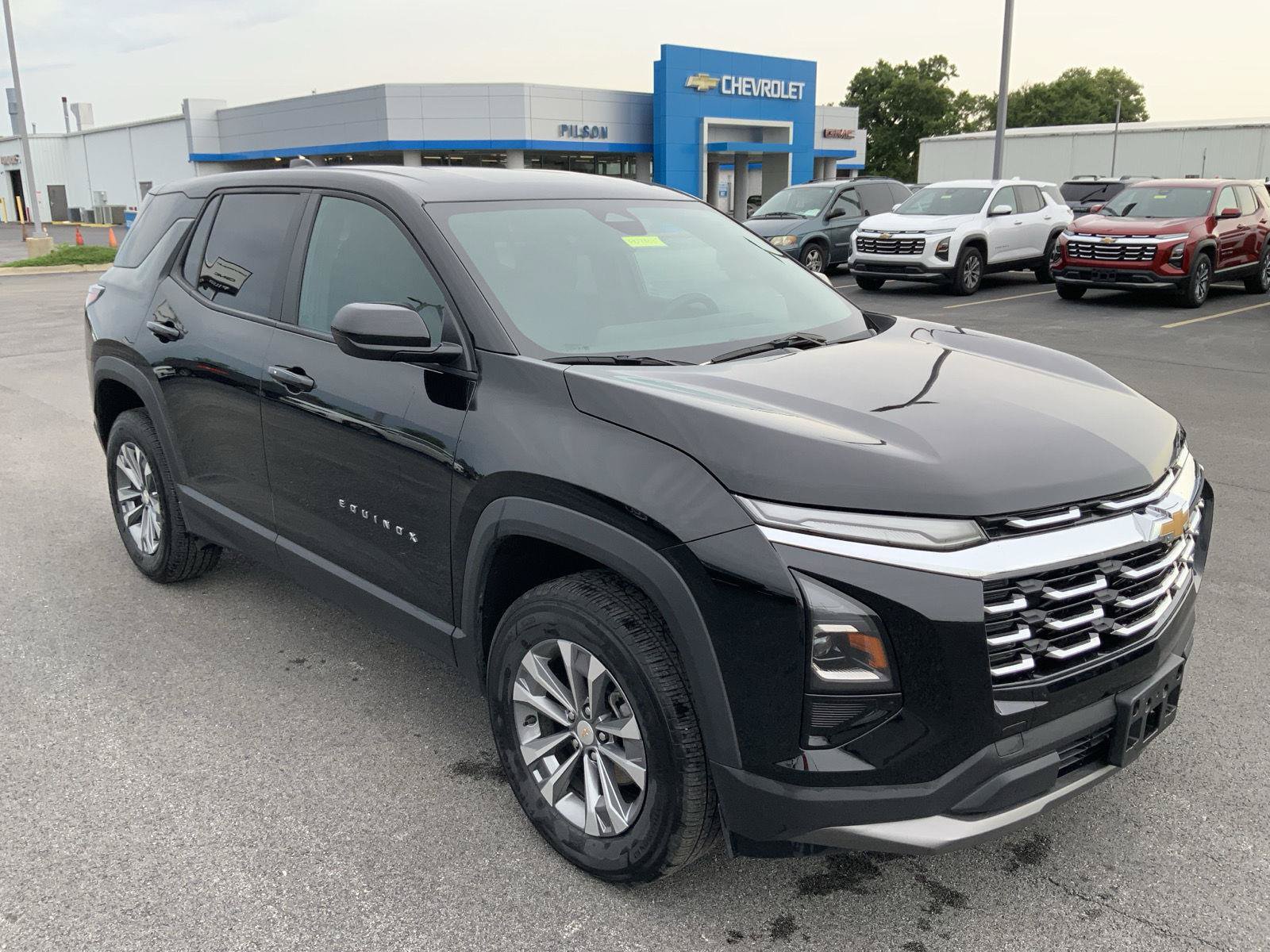 Used 2025 Chevrolet Equinox LT FWD image 2
