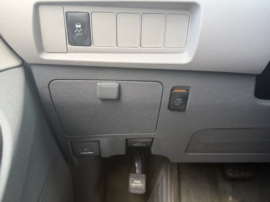 Used 2015 Toyota Sienna LE FWD image 27
