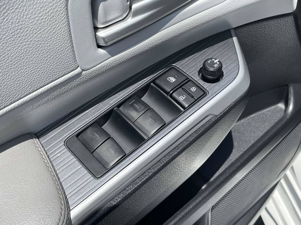 Used 2025 Toyota Sienna XLE FWD image 22