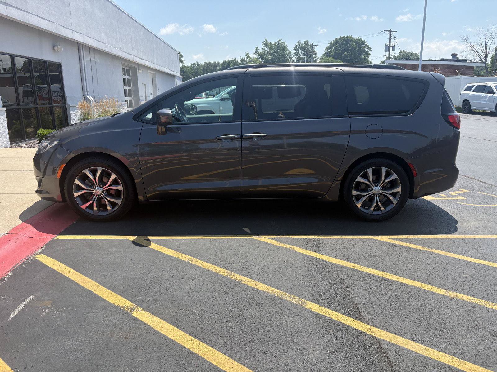 Used 2018 Chrysler Pacifica Touring-L Plus w/ S Appearance Package FWD image 8