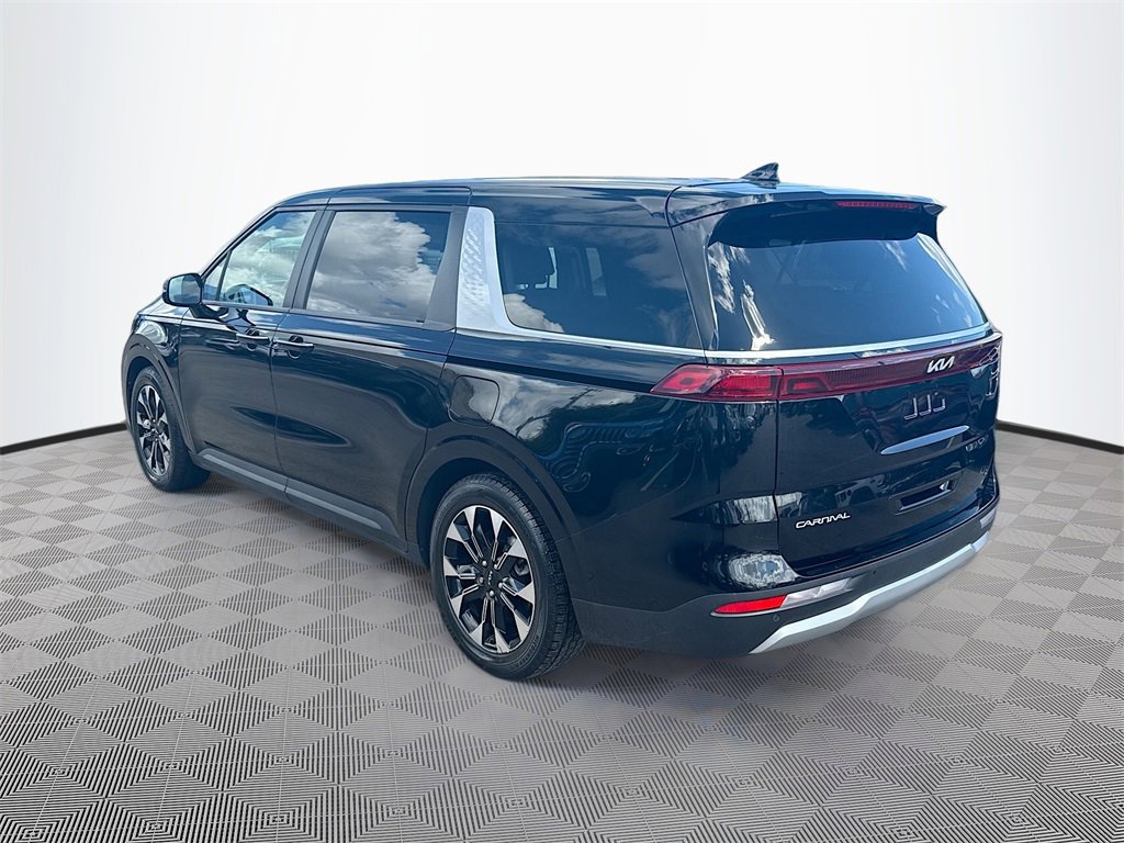 Used 2024 Kia Carnival EX image 8