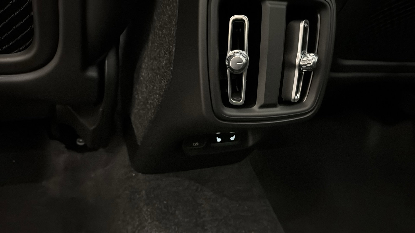New 2026 Volvo XC40 B4 Plus w/ Climate Package FWD image 28
