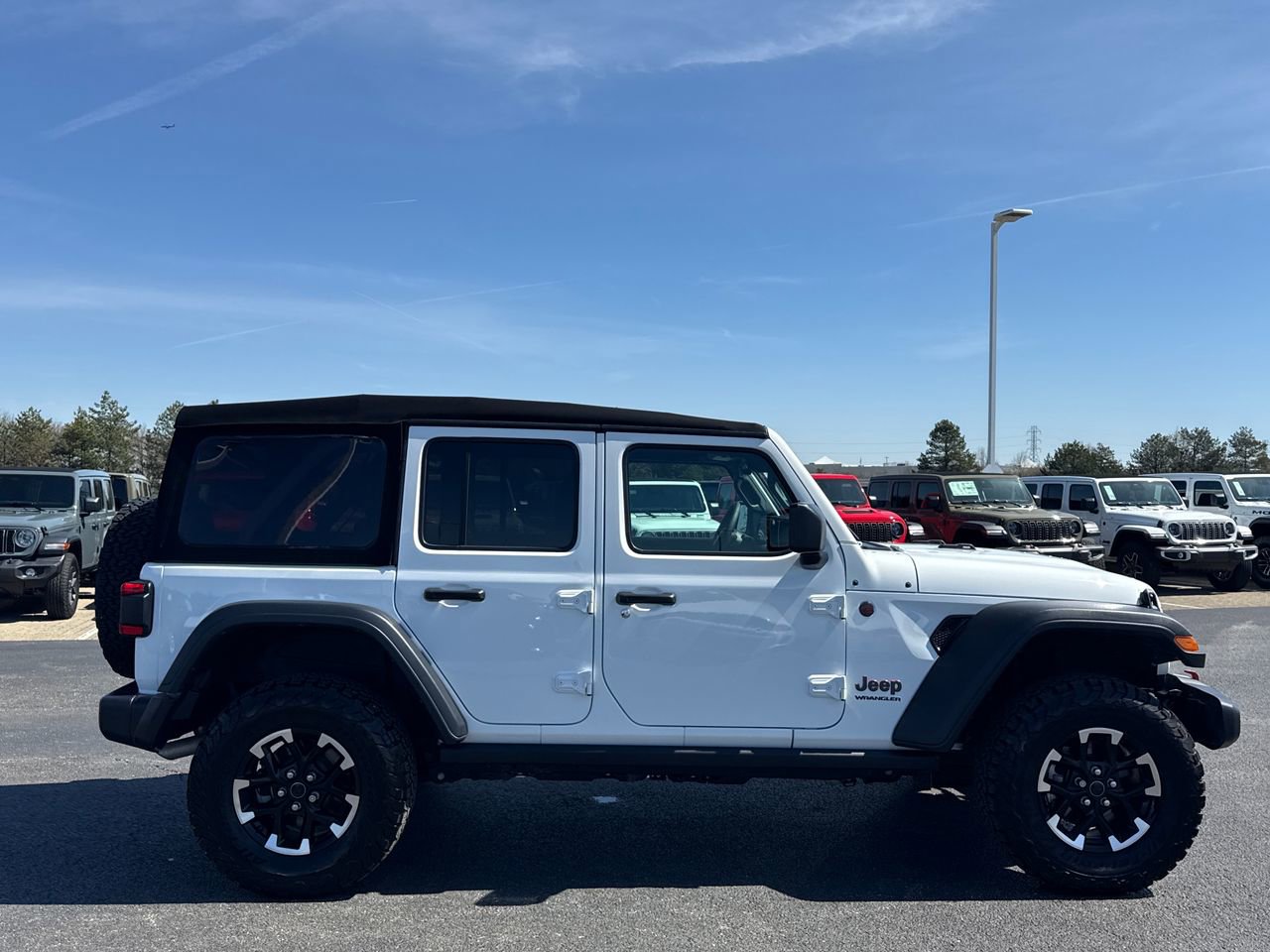 Used 2024 Jeep Wrangler Unlimited Rubicon w/ Technology Group AWD/4WD image 2