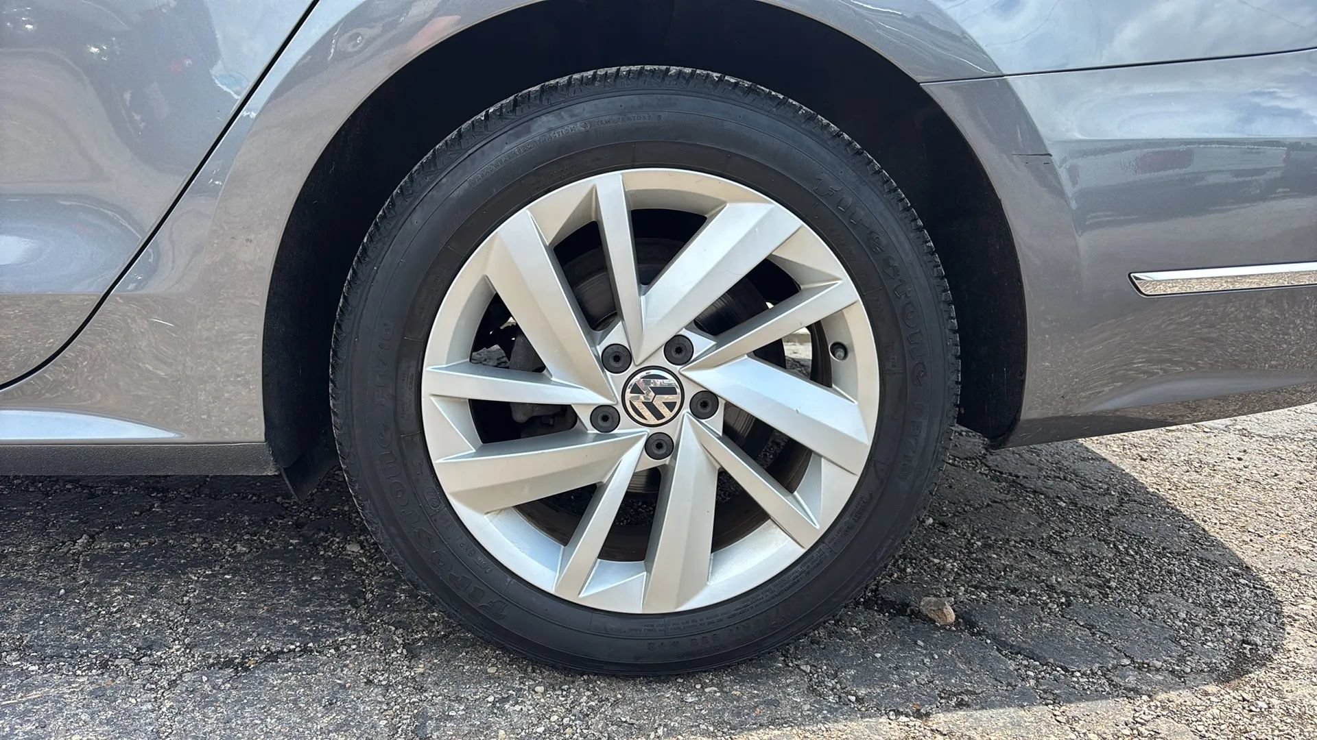 Used 2018 Volkswagen Passat 2.0T SE w/ SE Lighting Package FWD image 2