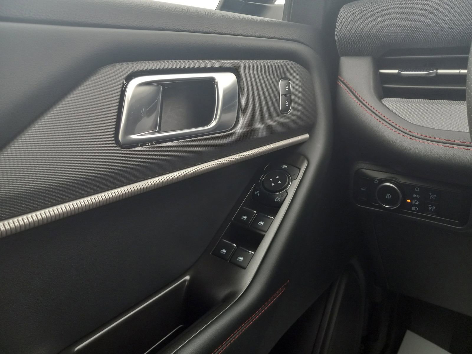 Used 2025 Ford Explorer ST-Line w/ ST-Line Street Pack image 26