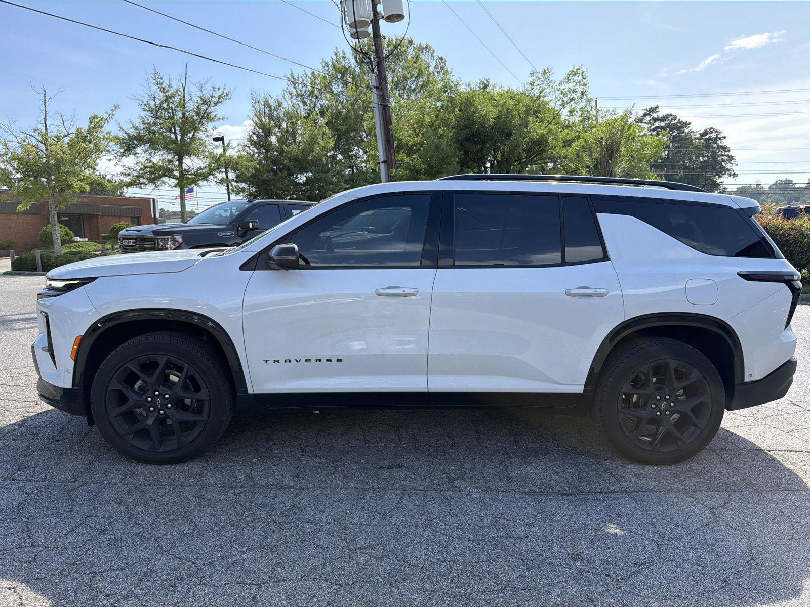 Used 2026 Chevrolet Traverse RS w/ LPO, Floor Liner Package FWD image 2