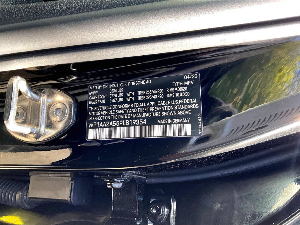 Certified 2023 Porsche Macan AWD/4WD image 35