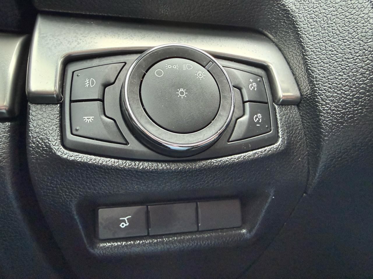 Used 2018 Ford Explorer XLT w/ Equipment Group 202A FWD image 27