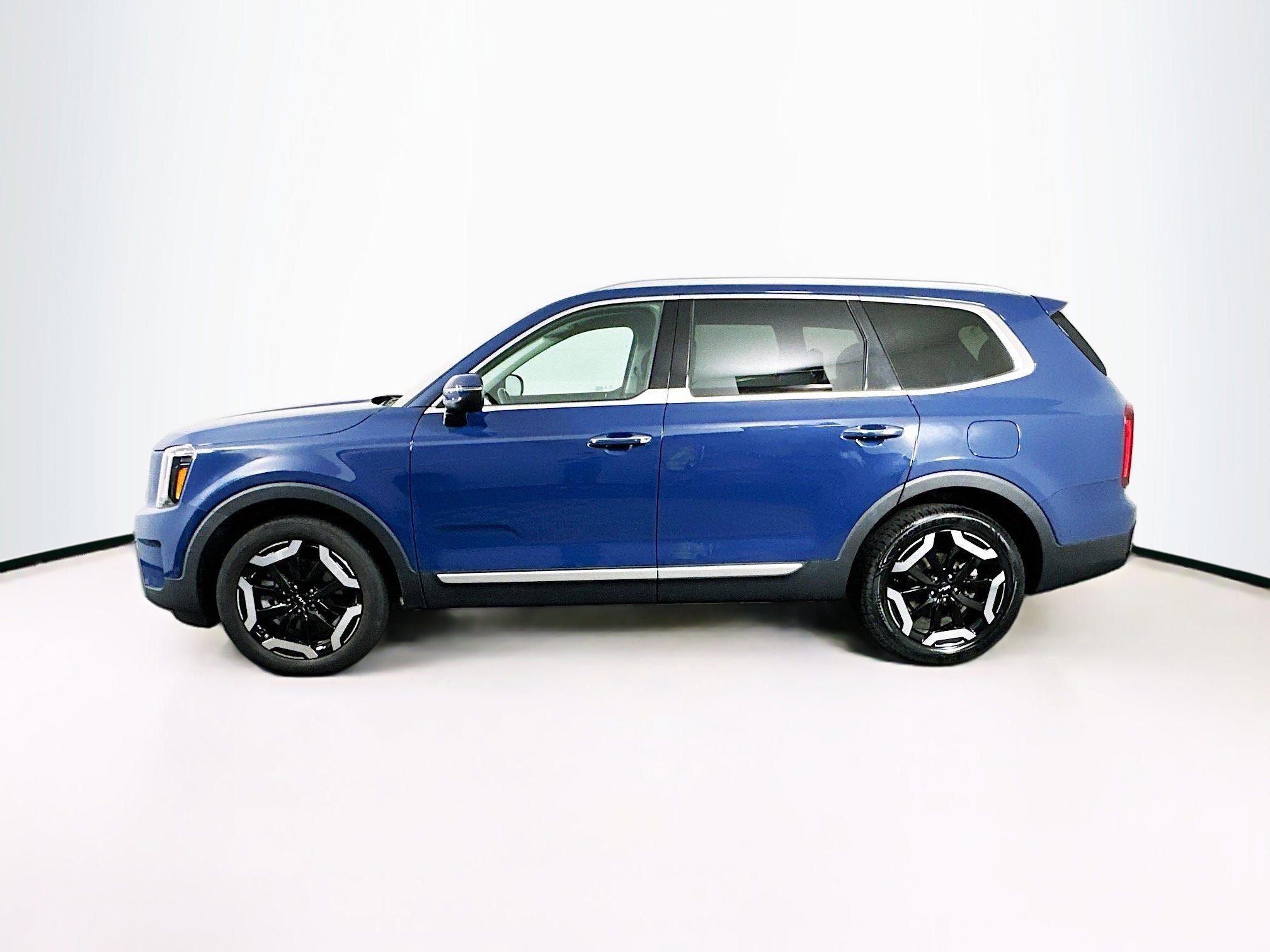 Used 2023 Kia Telluride S image 4