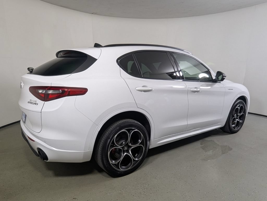 Used 2023 Alfa Romeo Stelvio Veloce AWD/4WD image 7