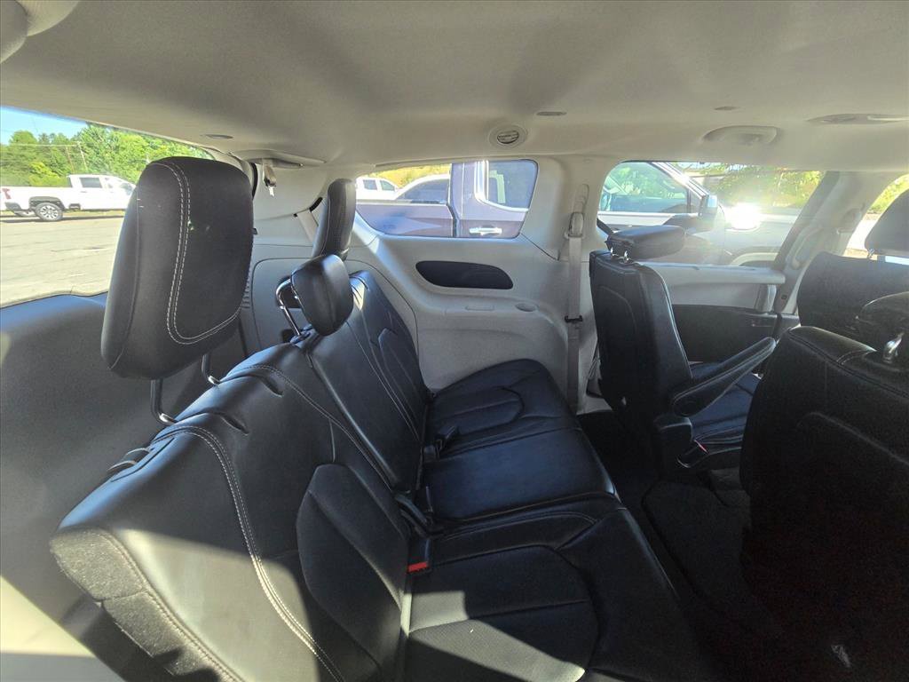 Used 2024 Chrysler Pacifica Touring-L FWD image 7