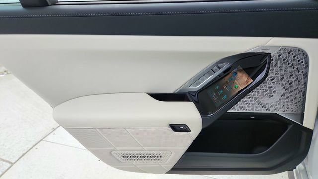 Used 2023 BMW i7 xDrive60 w/ Executive Package 2 image 32