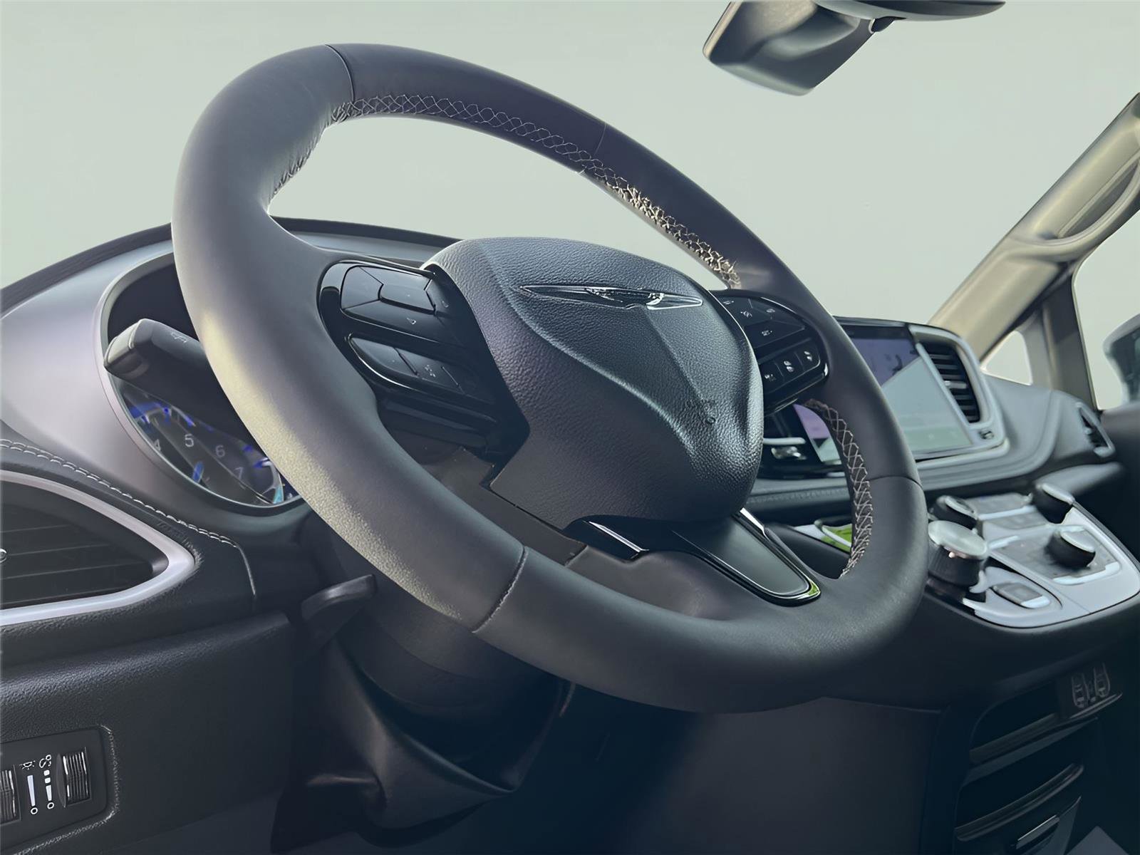 Used 2024 Chrysler Pacifica Touring-L w/ S Appearance Package image 12