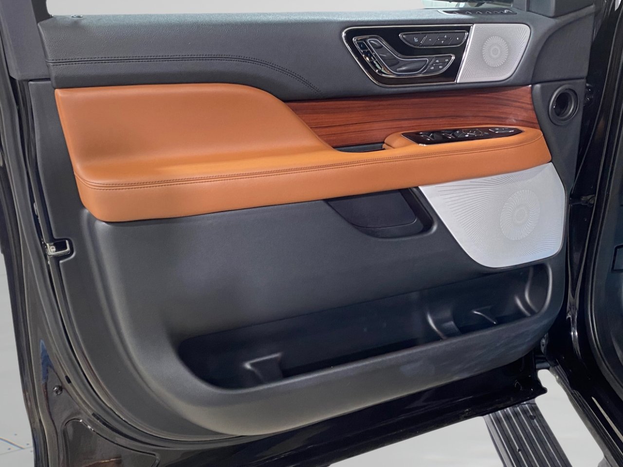 Used 2021 Lincoln Navigator Reserve image 13
